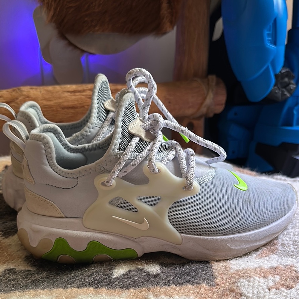 Nike Prestos Gray cream green shoes